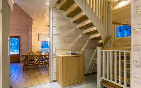 Sinisen Tien Helmi: Mueble, Diseño De Interiores, Piso, Suelo, Mesa, Techo, Cocina Y Comedor Mesa, Encendiendo, Silla, Casa