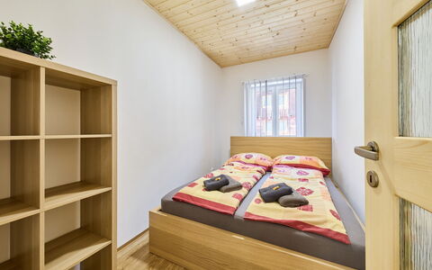 Desná V Jizerských Horách 788: Madera, Diseño De Interiores, Habitación, Suelo, Piso, Habitación, Cama, Techo, Suelos De Madera, Casa