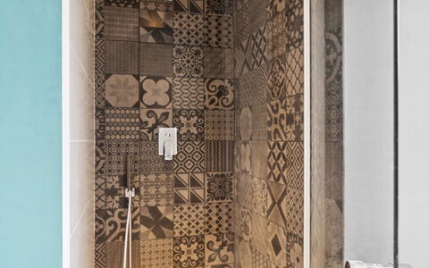 Hughlek - 1.5Km from the Sea: Piso, Suelo, Arreglo De Tubería, Diseño De Interiores, Loseta, Marrón, Baño, Plomería, Mosaico