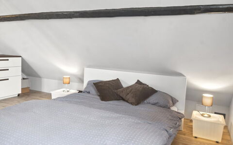 Hughlek - 1.5Km from the Sea: Cama, Mueble, Habitación, Lecho, Sábana, Diseño De Interiores, Piso, Madera, Suelo, Linos