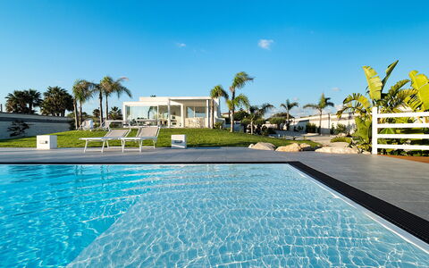 Casa Biancoverde - Marsala, Sicilia: Agua, Cielo, Planta, Tiempo De Día, Propiedad, Piscina, Azur, Árbol, Sombra, Ocio