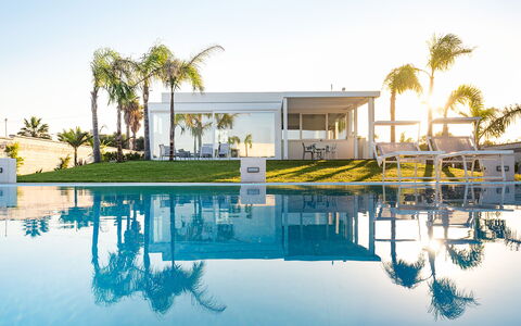 Casa Biancoverde - Marsala, Sicilia: Agua, Cielo, Propiedad, Edificio, Naturaleza, Azur, Árbol, Piscina, Arquitectura, Planta