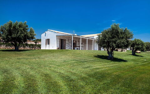 Isolina Verde - Scicli, Sicilia: Cielo, Planta, Edificio, Propiedad, Árbol, El Terreno Del Lote, Ventana, Puerta, Paisaje Natural, Hierba