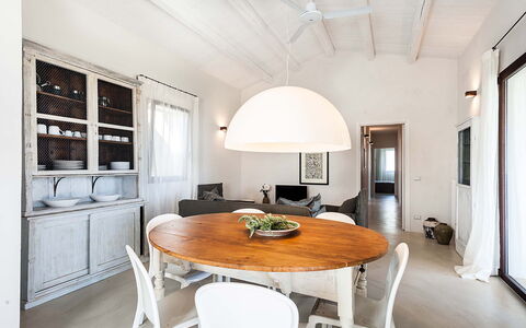 Isolina Verde - Scicli, Sicilia: Mueble, Mesa, Propiedad, Silla, Edificio, Arquitectura, Madera, Diseño De Interiores, Sala, Piso