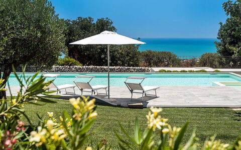 Isolina Rossa - Scicli, Sicilia: Agua, Flor, Planta, Propiedad, Cielo, Botánica, Naturaleza, Azur, Piscina, Árbol