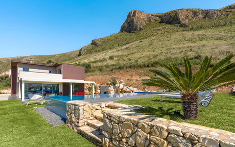 Villa Cinema - Castellammare Del Golfo, Sicilia: Planta, Cielo, Planta De La Comunidad, Montaña, Edificio, Hierba, Casa, Arecales, Sombra, Paisaje