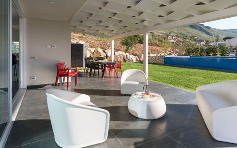 Villa Cinema - Castellammare Del Golfo, Sicilia: Mueble, Mesa, Silla, Diseño De Interiores, Mueble Para Exteriores, Planta, Sombra, Piso, Suelo, Sala