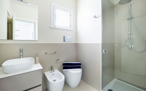Mariposa - Fontane Bianche, Sicilia: Arreglo De Tubería, Propiedad, Baño, Ventana, Espejo, Alcachofa De La Ducha, Púrpura, Lavabo, Diseño De Interiores