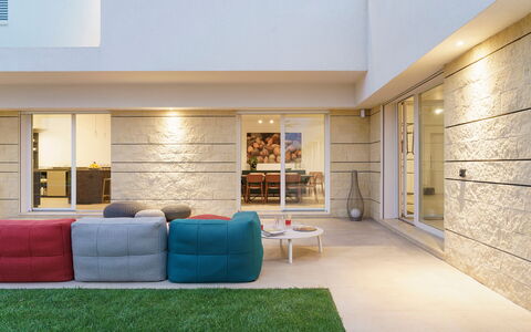 Splendida - Modica, Sicilia: Propiedad, Mueble, Sofá, Sofá Cama, Sala, Estante, Piso, Suelo, Estantería, Comodidad