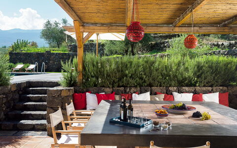 Villa Tranquilla - Randazzo, Sicilia: Mesa, Mueble, Planta, Silla, Mueble Para Exteriores, Mesa Al Aire Libre, Árbol, Nube, Sombra, Vajilla