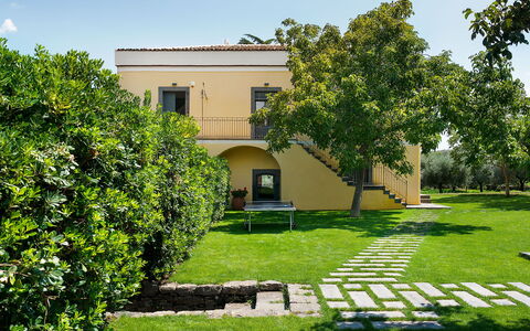 Villa Tranquilla - Randazzo, Sicilia: Planta, Propiedad, Edificio, Cielo, Ventana, Verde, Árbol, El Terreno Del Lote, Vegetación, Hierba