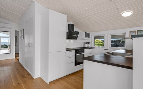Majken - 225M from the Sea: Piso, Madera, Diseño De Interiores, Suelo, Techo, Suelos De Madera, Habitación, Casa, Madera Dura, Cocina
