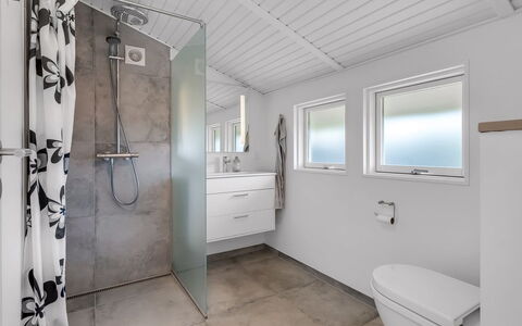 Majken - 225M from the Sea: Piso, Arreglo De Tubería, Suelo, Baño, Techo, Diseño De Interiores, Plomería, Grifo, Lavabo, Mueble De Baño
