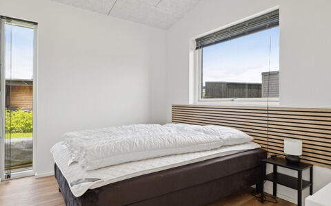 Nissine - 300M from the Sea: Madera, Techo, Diseño De Interiores, Habitación, Suelo, Cama, Habitación, Marco De La Cama, Lecho, Madera Dura