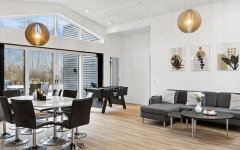Nissine - 300M from the Sea: Mueble, Diseño De Interiores, Piso, Sofá, Suelo, Madera, Sala, Techo, Suelos De Madera, Lámpara