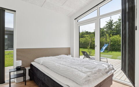 Nissine - 300M from the Sea: Techo, Habitación, Cama, Madera Dura, Diseño, Tablón, La Luz Del Día, Marco De La Cama, Lecho, Suelos De Madera