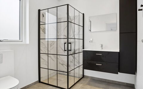 Nissine - 300M from the Sea: Piso, Diseño De Interiores, Suelo, Vaso, Loseta, Puerta, Puerta De La Ducha, Baño, Arreglo De Tubería