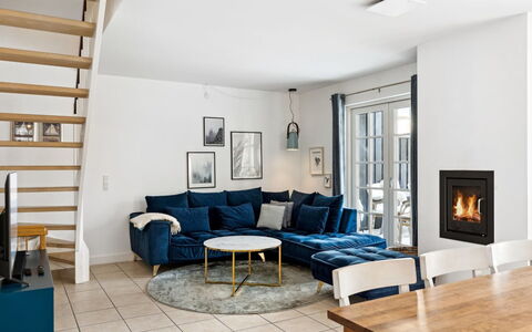 Tian: Mueble, Diseño De Interiores, Piso, Sofá, Suelo, Sala, Madera, Habitación, Suelos De Madera, Departamento