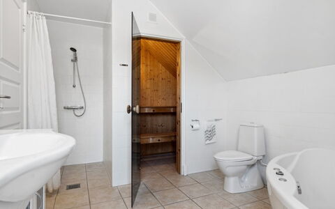 Tian: Piso, Arreglo De Tubería, Suelo, Baño, Madera, Techo, Diseño De Interiores, Plomería, Grifo, Material Compuesto
