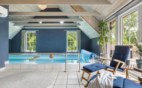 Krok - 1.2Km from the Sea: Piso, Mueble, Suelo, Diseño De Interiores, Techo, Silla, Piscina, Recurso, Eco Hotel, Sombra