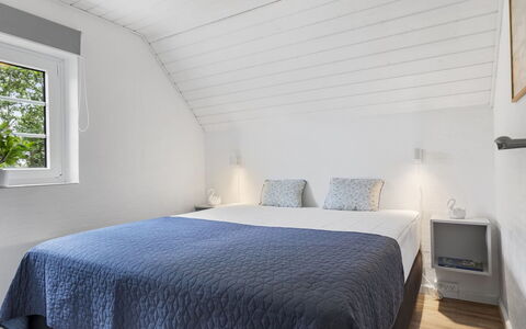 Krok - 1.2Km from the Sea: Madera, Piso, Suelo, Diseño De Interiores, Techo, Mueble, Casa, Habitación, Cama, Suelos De Madera