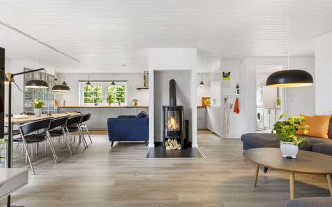 Krok - 1.2Km from the Sea: Diseño De Interiores, Piso, Mueble, Suelo, Suelos De Madera, Madera, Techo, Sala, Casa, Suelo Laminado
