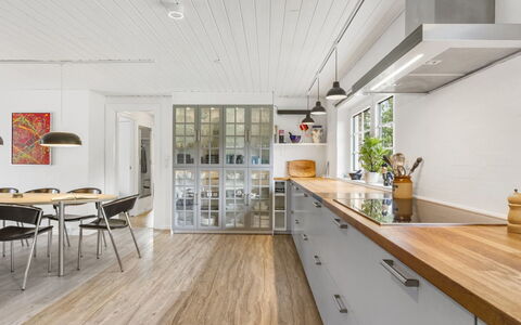 Krok - 1.2Km from the Sea: Piso, Suelos De Madera, Madera, Diseño De Interiores, Cocina, Mostrador, Suelo, Techo, Mueble, Gabinetes