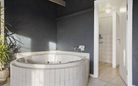 Krok - 1.2Km from the Sea: Piso, Arreglo De Tubería, Suelo, Baño, Diseño De Interiores, Bañera, Techo, Plomería, Material Compuesto, Loseta