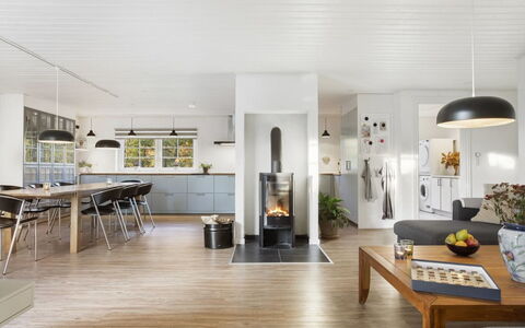 Krok - 1.2Km from the Sea: Diseño De Interiores, Piso, Mueble, Suelo, Suelos De Madera, Madera, Techo, Lámpara, Casa, Sala