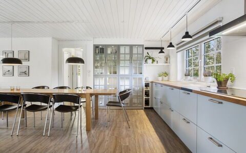 Krok - 1.2Km from the Sea: Piso, Suelos De Madera, Madera, Mueble, Diseño De Interiores, Mostrador, Cocina, Suelo, Techo, Gabinetes