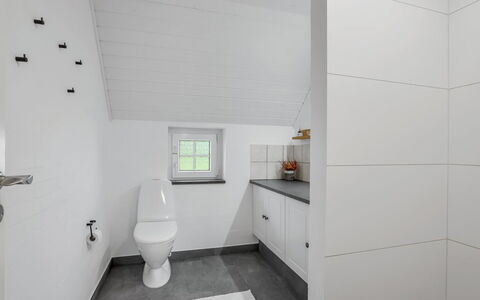 Krok - 1.2Km from the Sea: Piso, Suelo, Madera, Arreglo De Tubería, Diseño De Interiores, Techo, Baño, Baño, Plomería, Loseta