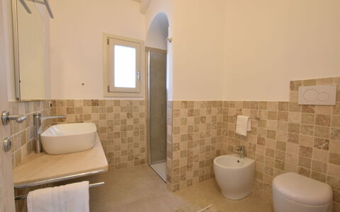 Villa Helios - Budoni, Sardegna: Lavabo, Espejo, Baño, Arreglo De Tubería, Púrpura, Lavabo Del Baño, Suelo, Piso, Grifo