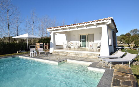 Villa Helios - Budoni, Sardegna: Agua, Cielo, Planta, Propiedad, Edificio, Azur, Piscina, Árbol, Sombra, Silla