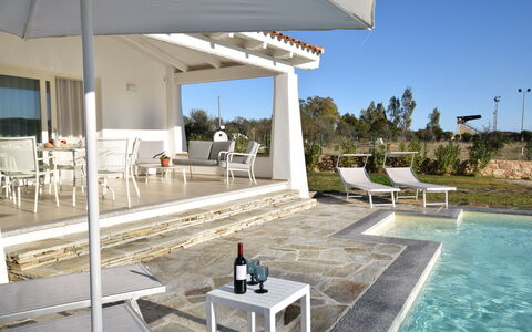 Villa Helios - Budoni, Sardegna: Agua, Cielo, Mueble, Propiedad, Silla, Mueble Para Exteriores, Planta, Sombra, Diseño De Interiores, Arquitectura