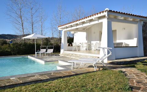 Villa Helios - Budoni, Sardegna: Agua, Planta, Cielo, Sombra, Piscina, Mueble Para Exteriores, Barrio Residencial, Material Compuesto, Árbol, Hierba