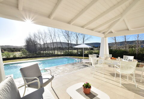 Villa Helios - Budoni, Sardegna: Agua, Cielo, Planta, Propiedad, Mueble, Mesa, Silla, Piscina, Sombra, Ventana