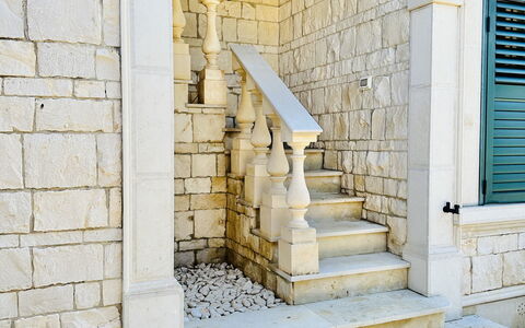 Villa Rosarno: Escalera, Edificio, Enladrillado, Arquitectura, Madera, Ladrillo, Piso, Puerta, Fachada, Pared De Piedra