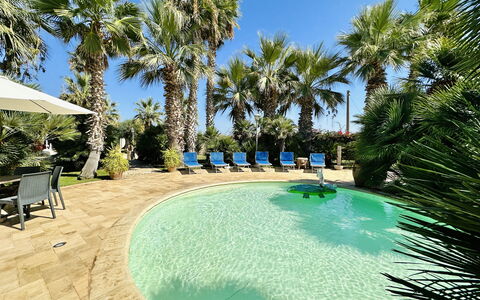 Villa Rosarno: Agua, Planta, Mueble, Piscina, Azur, Cielo, Árbol, Mueble Para Exteriores, Balneario, Silla