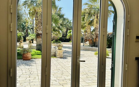 Villa Rosarno: Edificio, Planta, Puerta, Ventana, Sombra, Diseño De Interiores, Madera, Árbol, Bienes Raíces