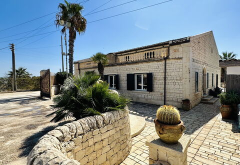 Villa Rosarno: Cielo, Planta, Ventana, Árbol, Biome, Paisaje, Escultura, Arte, Hierba