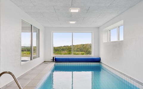 Ann - 1.3Km from the Sea: Techo, Piso, Suelo, Diseño De Interiores, La Luz Del Día, Piscina, Yeso, Hotel