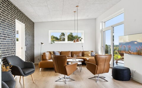 Ann - 1.3Km from the Sea: Mueble, Diseño De Interiores, Piso, Pared, Suelo, Madera, Silla, Sala, Techo, Encendiendo