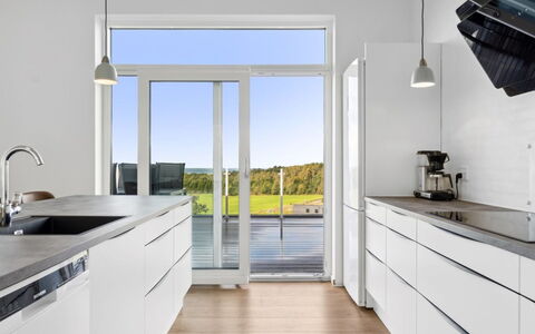 Ann - 1.3Km from the Sea: Cocina, Mostrador, Piso, Aparato De Cocina, Suelo, Diseño De Interiores, Madera, Mueble, Suelos De Madera, Gabinetes