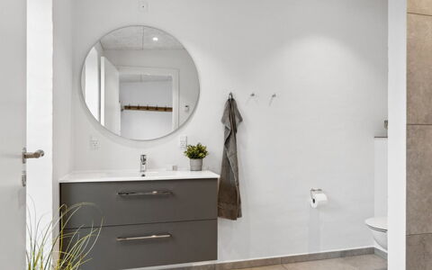 Ann - 1.3Km from the Sea: Piso, Mueble De Baño, Diseño De Interiores, Suelo, Arreglo De Tubería, Lavabo Del Baño, Lavabo, Mueble, Baño, Grifo