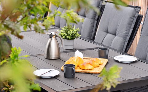 Ann - 1.3Km from the Sea: Vajilla, Comida, Mesa Al Aire Libre, Vajilla, Utensilios Para Servir, Mueble Para Exteriores, Maceta, Tablón