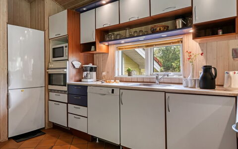 Unto - 100M from the Sea: Cocina, Aparato De Cocina, Mostrador, Electrodoméstico, Gabinetes, Diseño De Interiores, Madera, Piso, Mueble, Electrodoméstico