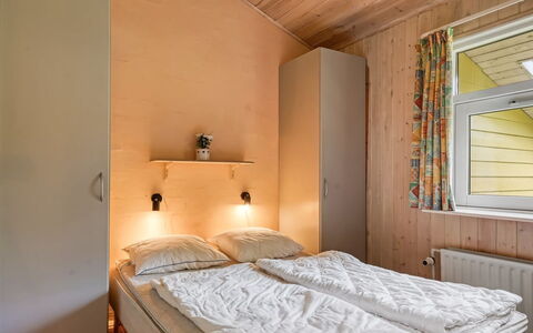 Unto - 100M from the Sea: Pared, Madera, Habitación, Diseño De Interiores, Cama, Suelo, Piso, Techo, Sábana, Habitación