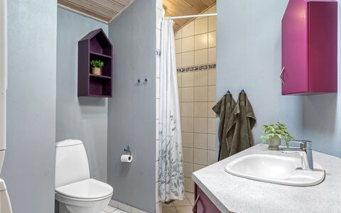Unto - 100M from the Sea: Arreglo De Tubería, Piso, Diseño De Interiores, Baño, Suelo, Lavabo, Baño, Plomería, Grifo, Habitación