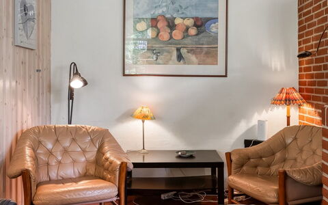 Unto - 100M from the Sea: Mueble, Diseño De Interiores, Pared, Piso, Suelo, Madera, Marco, Sala, Encendiendo, Silla