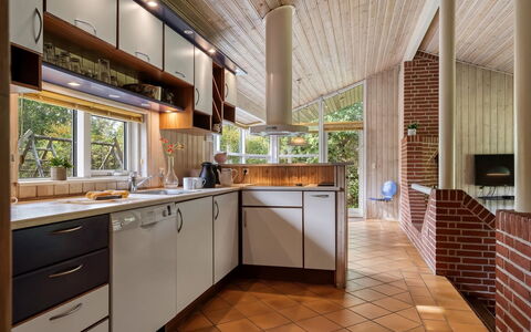 Unto - 100M from the Sea: Cocina, Diseño De Interiores, Mostrador, Piso, Madera, Techo, Lámpara, Aparato De Cocina, Gabinetes, Mueble